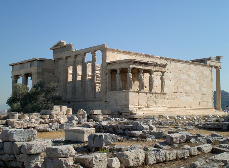 Храм Эрехтейон получил широкую известность благодаря своему портику с кариатидами